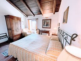 Vicolo - Sleeps 5 With air Con, Wifi, Balcony for Dining and Pool