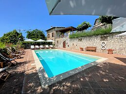 Vicolo - Sleeps 5 With air Con, Wifi, Balcony for Dining and Pool