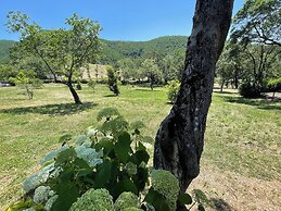 Vicolo - Sleeps 5 With air Con, Wifi, Balcony for Dining and Pool