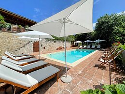 Vicolo - Sleeps 5 With air Con, Wifi, Balcony for Dining and Pool