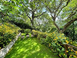 Vicolo - Sleeps 5 With air Con, Wifi, Balcony for Dining and Pool