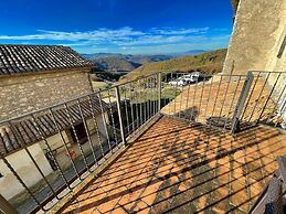 Vicolo - Sleeps 5 With air Con, Wifi, Balcony for Dining and Pool