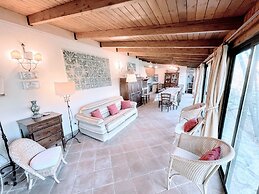 Vicolo - Sleeps 5 With air Con, Wifi, Balcony for Dining and Pool