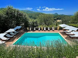 Vicolo - Sleeps 5 With air Con, Wifi, Balcony for Dining and Pool