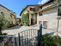 Vicolo - Sleeps 5 With air Con, Wifi, Balcony for Dining and Pool