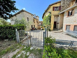 Vicolo - Sleeps 5 With air Con, Wifi, Balcony for Dining and Pool