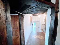 Vicolo - Sleeps 5 With air Con, Wifi, Balcony for Dining and Pool