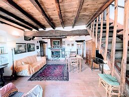 Vicolo - Sleeps 5 With air Con, Wifi, Balcony for Dining and Pool