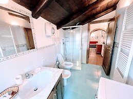 Vicolo - Sleeps 5 With air Con, Wifi, Balcony for Dining and Pool