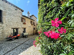 Vicolo - Sleeps 5 With air Con, Wifi, Balcony for Dining and Pool