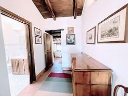 Vicolo - Sleeps 5 With air Con, Wifi, Balcony for Dining and Pool