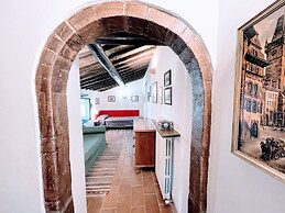 Vicolo - Sleeps 5 With air Con, Wifi, Balcony for Dining and Pool