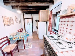 Vicolo - Sleeps 5 With air Con, Wifi, Balcony for Dining and Pool