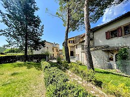 Vicolo - Sleeps 5 With air Con, Wifi, Balcony for Dining and Pool