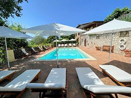 Vicolo - Sleeps 5 With air Con, Wifi, Balcony for Dining and Pool