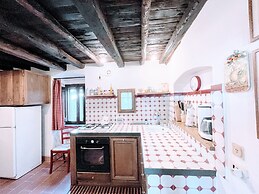 Vicolo - Sleeps 5 With air Con, Wifi, Balcony for Dining and Pool