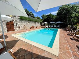 Vicolo - Sleeps 5 With air Con, Wifi, Balcony for Dining and Pool