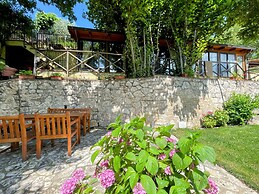 Vicolo - Sleeps 5 With air Con, Wifi, Balcony for Dining and Pool