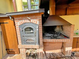 Vicolo - Sleeps 5 With air Con, Wifi, Balcony for Dining and Pool