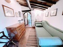 Vicolo - Sleeps 5 With air Con, Wifi, Balcony for Dining and Pool
