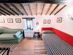 Vicolo - Sleeps 5 With air Con, Wifi, Balcony for Dining and Pool