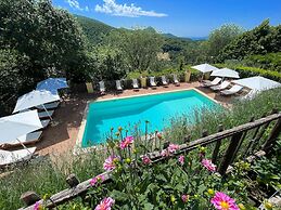 Vicolo - Sleeps 5 With air Con, Wifi, Balcony for Dining and Pool