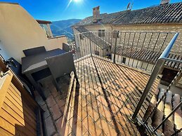 Vicolo - Sleeps 5 With air Con, Wifi, Balcony for Dining and Pool