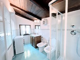 Vicolo - Sleeps 5 With air Con, Wifi, Balcony for Dining and Pool