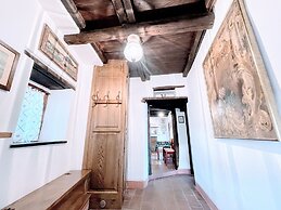 Vicolo - Sleeps 5 With air Con, Wifi, Balcony for Dining and Pool