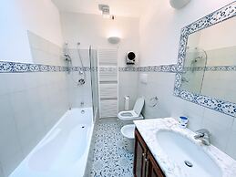 Vicolo - Sleeps 5 With air Con, Wifi, Balcony for Dining and Pool