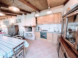 Vicolo - Sleeps 5 With air Con, Wifi, Balcony for Dining and Pool