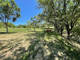 Vicolo - Sleeps 5 With air Con, Wifi, Balcony for Dining and Pool