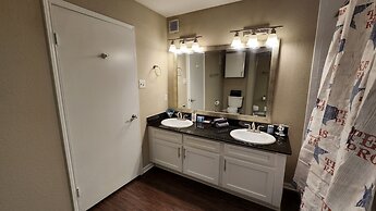 Near Nrg - Book For Rodeo - 2 Bedroom 2 Bath - Resort Style Pool