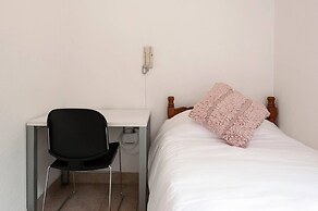 Room in Guest Room - Cuarto En Las Lomas!