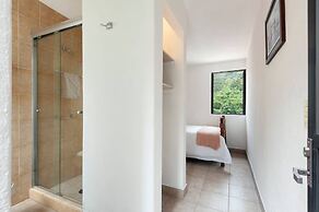 Room in Guest Room - Cuarto En Las Lomas!