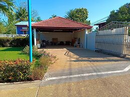 Beautiful Bungalow With Shared Outdoor Pool and 2km From the Beach