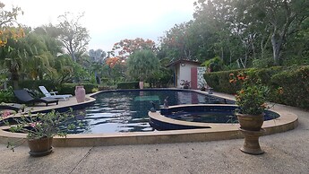 Beautiful Bungalow With Shared Outdoor Pool and 2km From the Beach