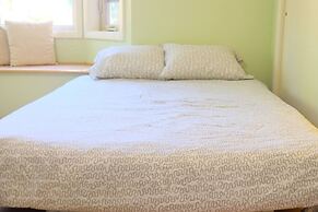 Charming Mid Century Home Near Airport & Columbia River