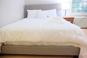 Charming Mid Century Home Near Airport & Columbia River