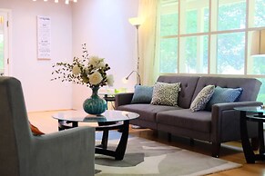 Charming Mid Century Home Near Airport & Columbia River