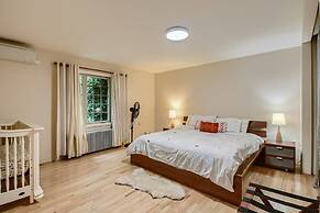 Charming Mid Century Home Near Airport & Columbia River