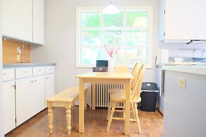 Charming Mid Century Home Near Airport & Columbia River