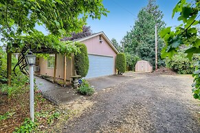 Charming Mid Century Home Near Airport & Columbia River