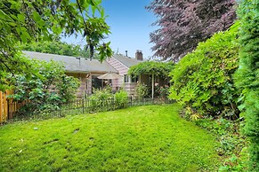 Charming Mid Century Home Near Airport & Columbia River