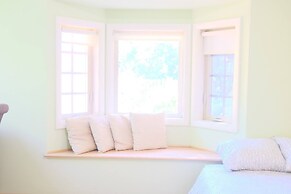 Charming Mid Century Home Near Airport & Columbia River