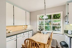 Charming Mid Century Home Near Airport & Columbia River