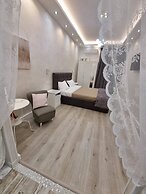 Apartment Near the Colosseum With Metro Line A a 2-minute Walk Away