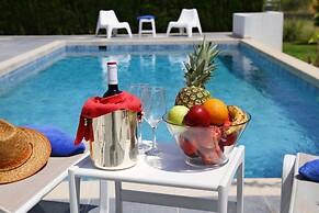 Xenos Villa 6 With a Private Pool Near the sea