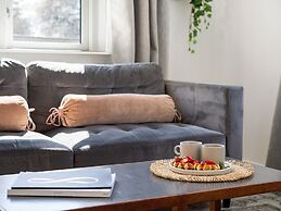 Sanders Charm - Chic 2-bdr Apt With Shared Garden