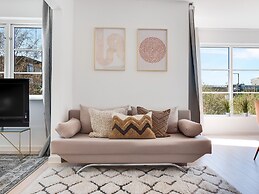 Sanders Charm - Chic 2-bdr Apt With Shared Garden